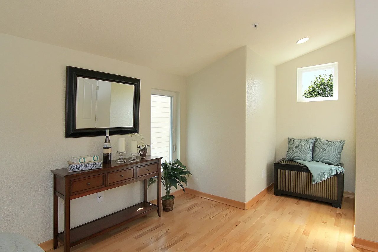 905 Coast Range Dr