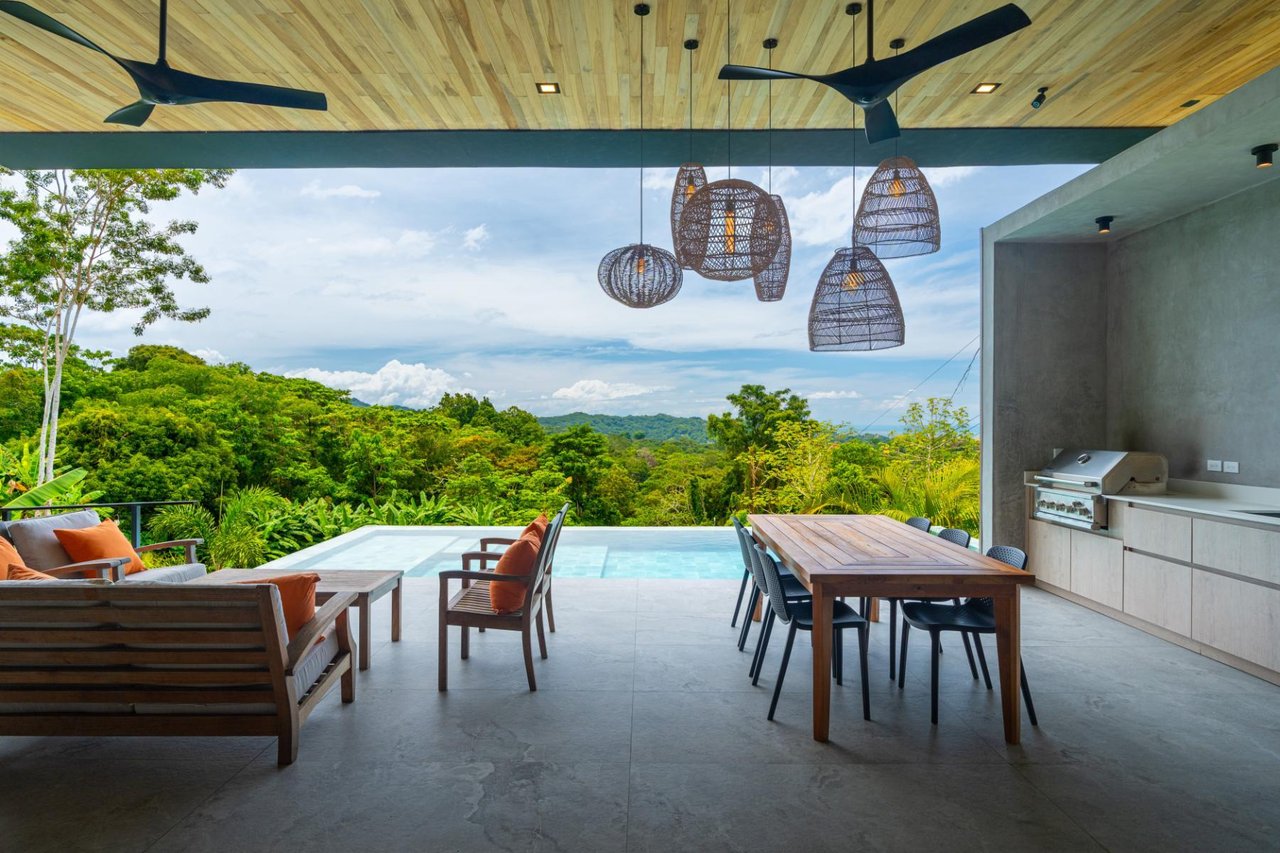 Solar Powered Ocean View Residence, Ojochal, Puntarenas