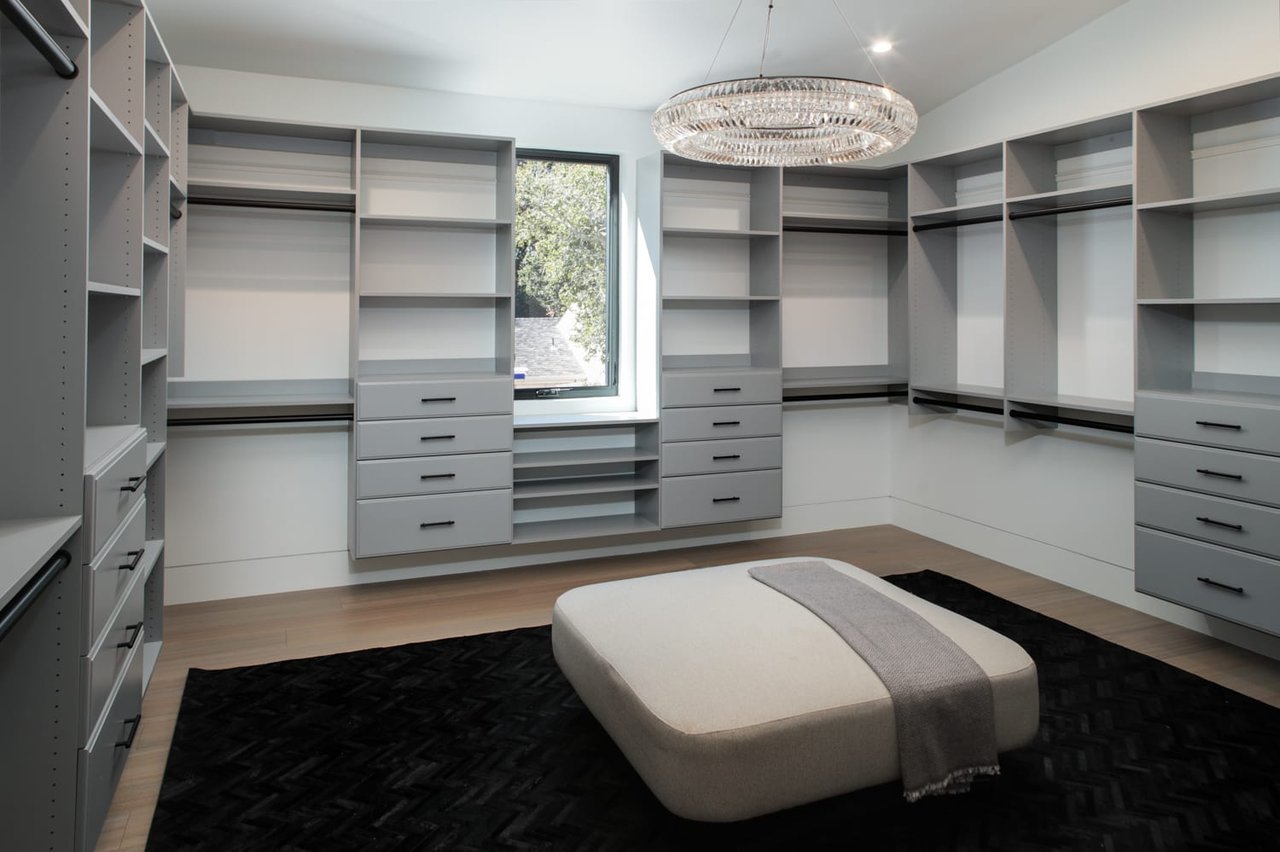 541 Menlo Oaks