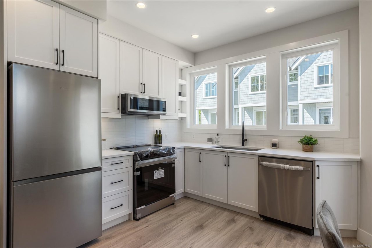 2-910 Old Esquimalt Rd