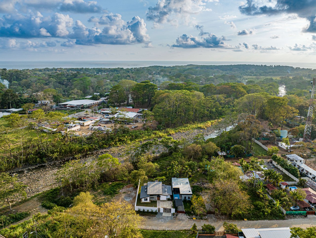 Brand new House in Uvita, 3 Bed, 2Bath. Walk to the Stores