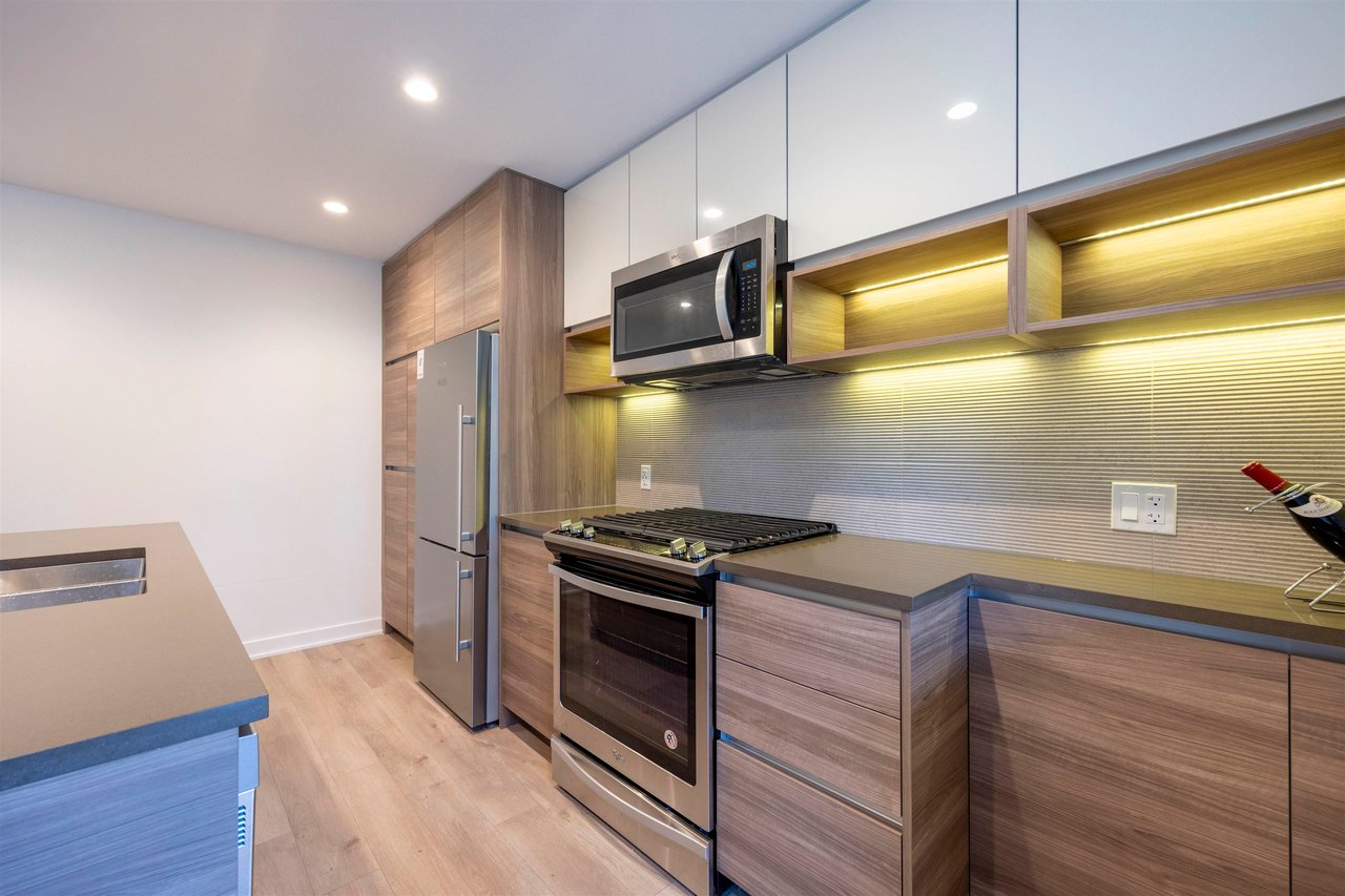 112-8850 University Cres