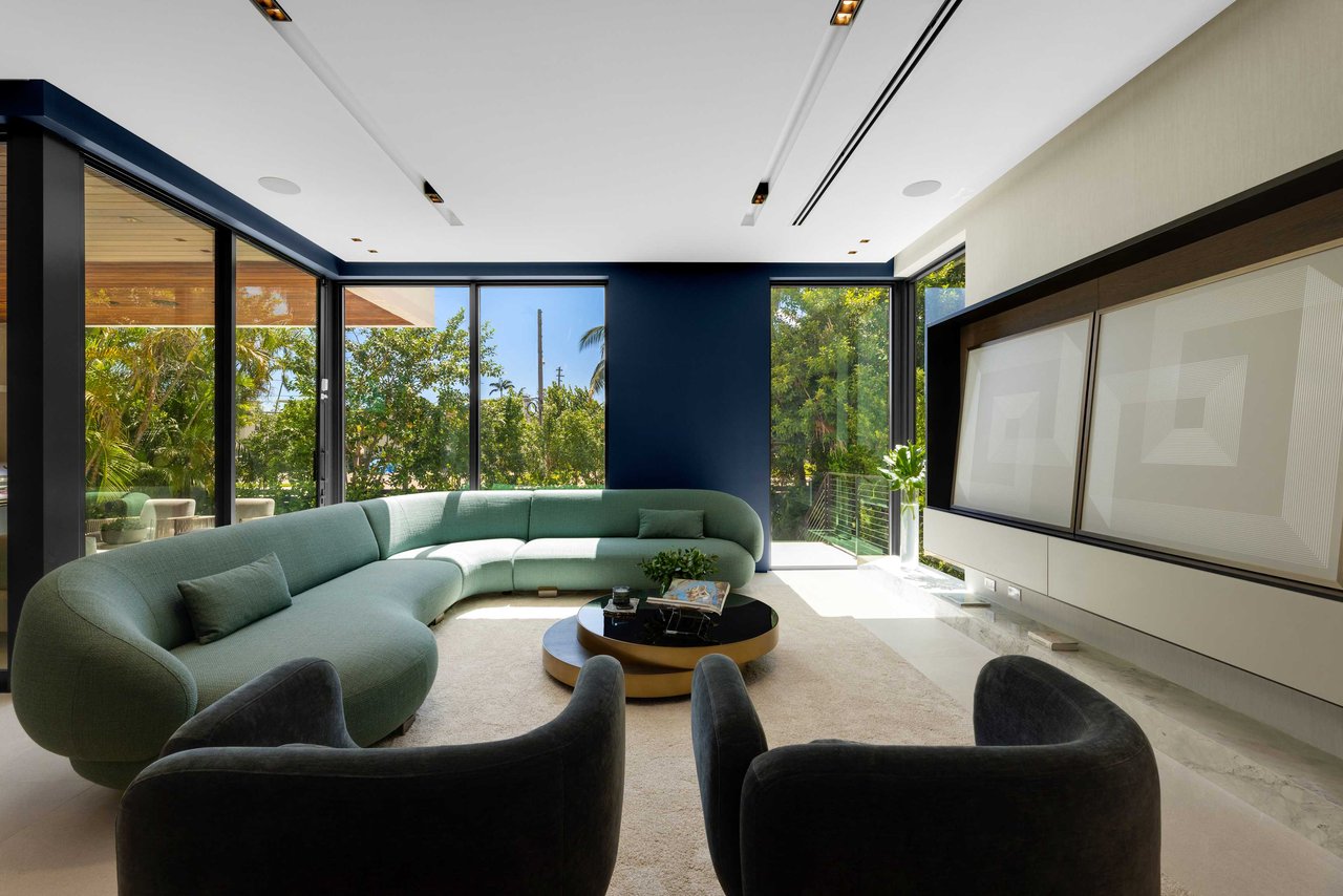 1098 N Venetian Dr