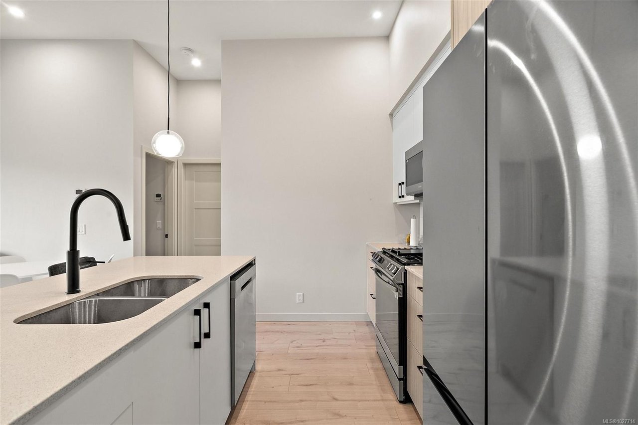 606-947 WhirlaWy Cres