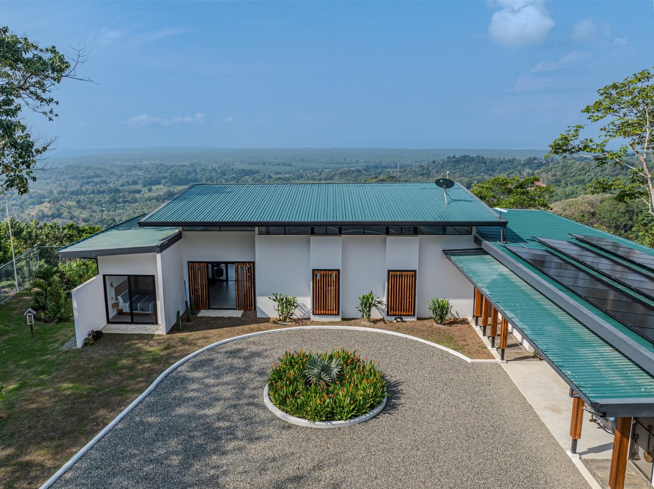 Solar Powered Infinity Pool Home, Ojochal, Puntarenas