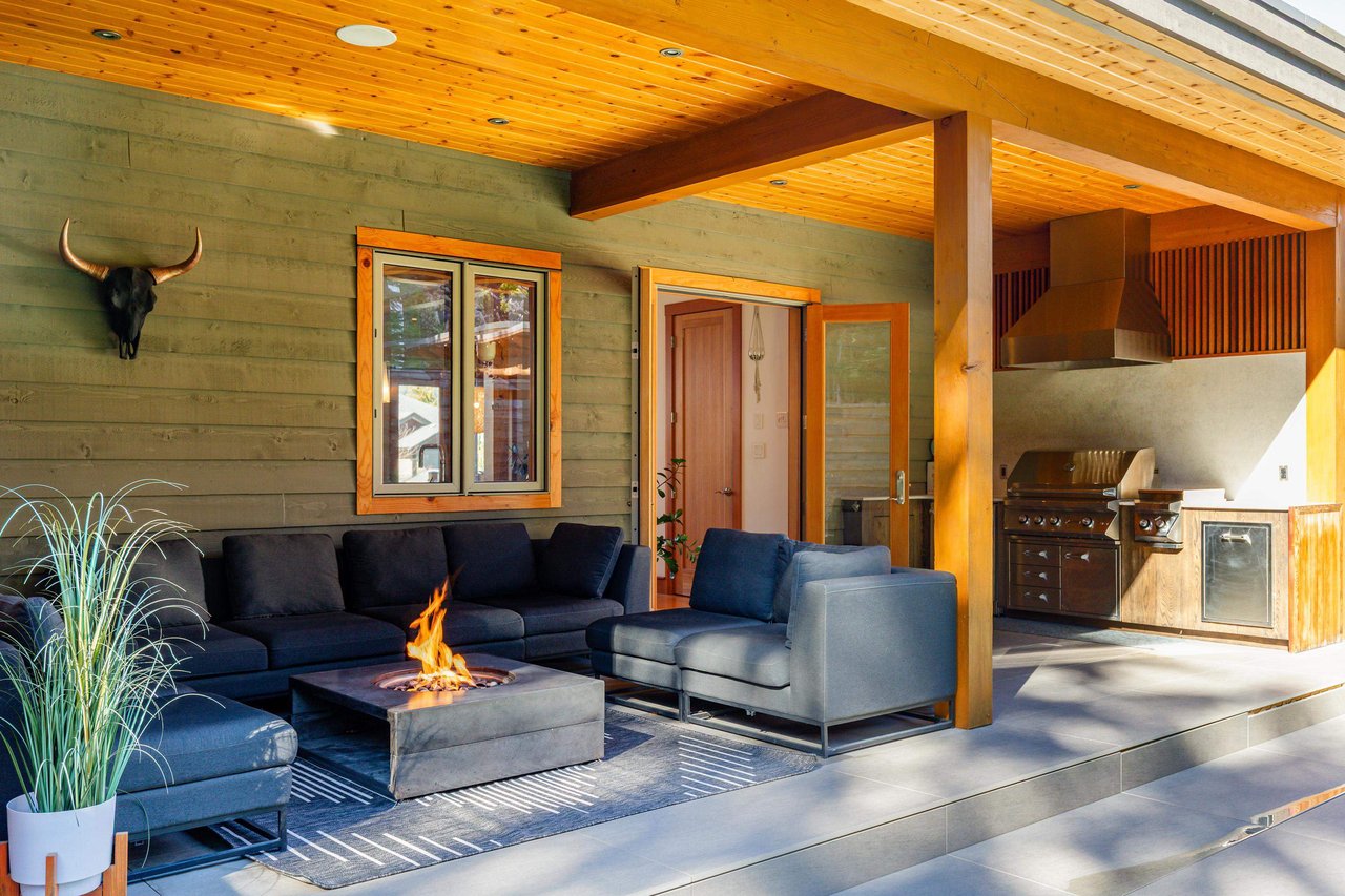 1054 Jay Cres
