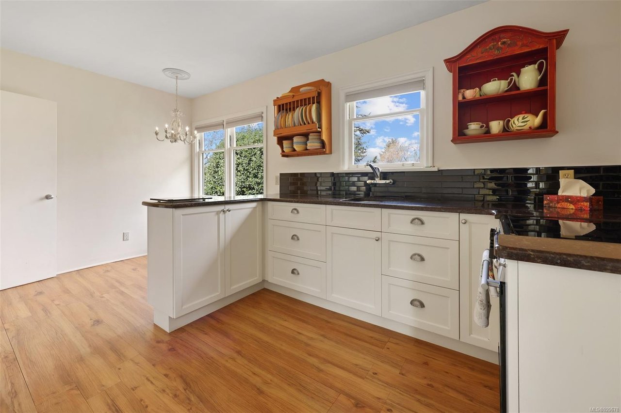 563 Foul Bay Rd