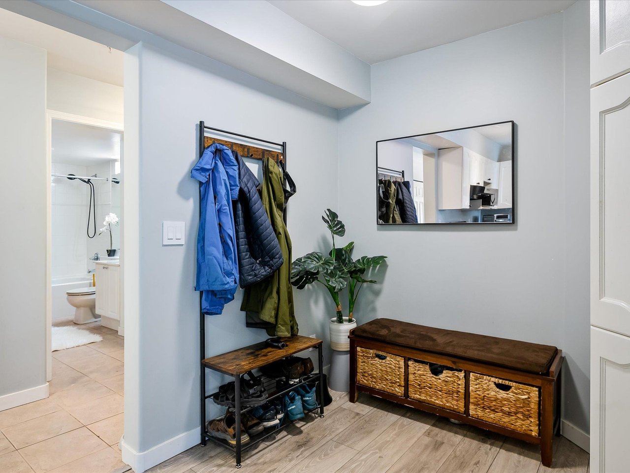 102-1460 Pemberton Ave