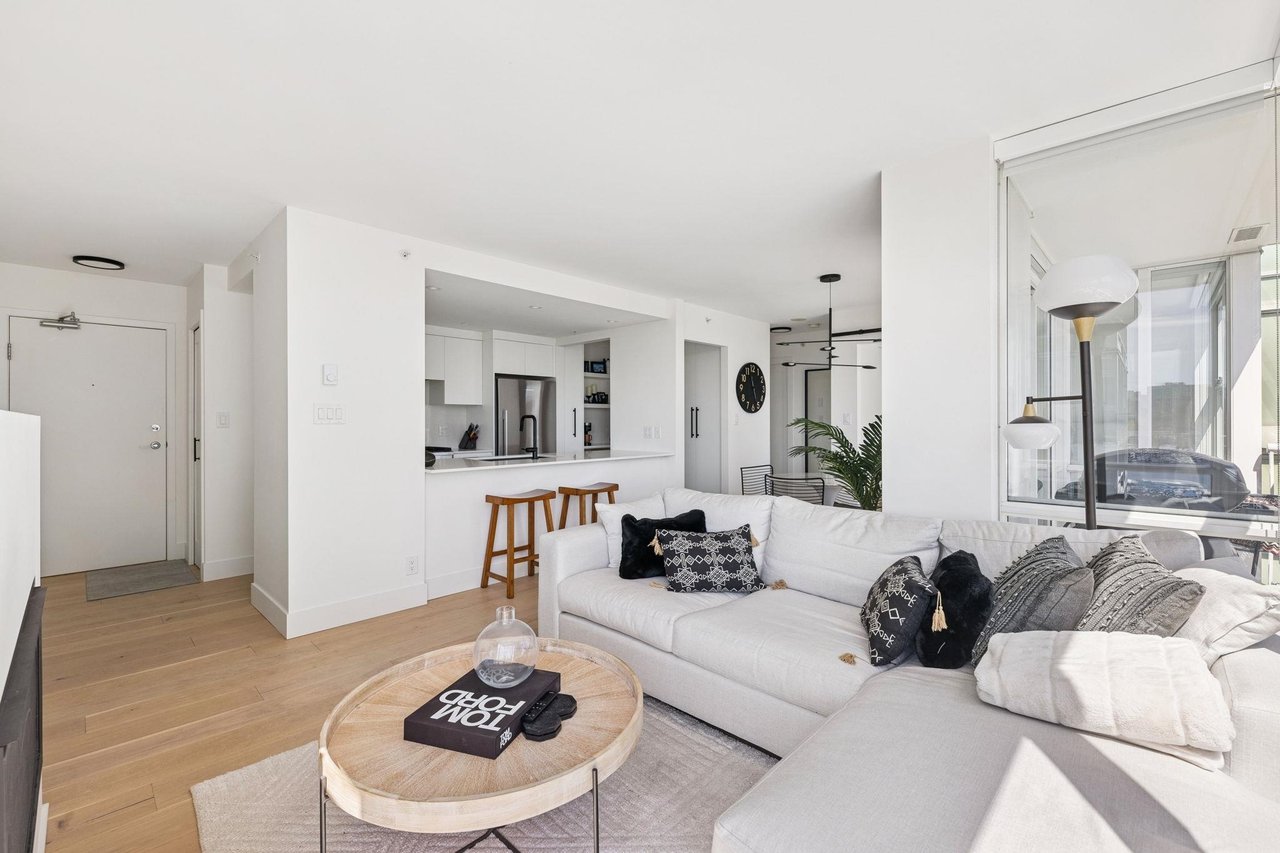 801-1077 Marinaside Cres