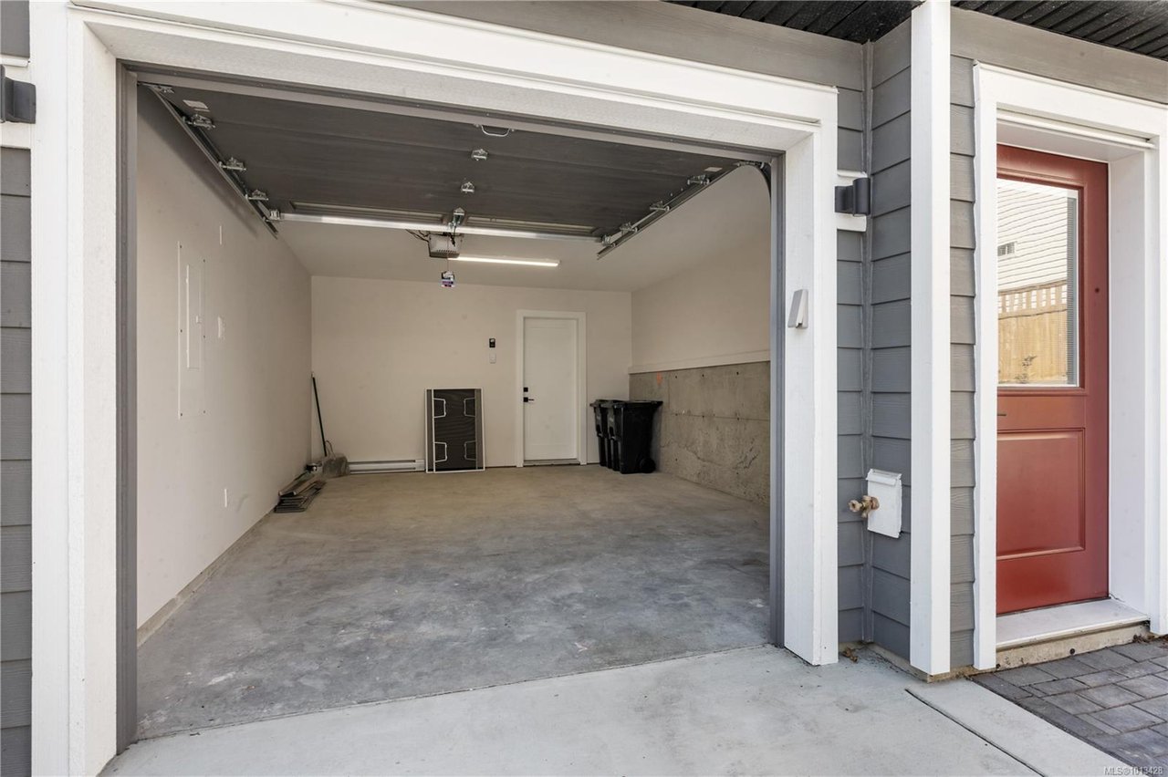 1-910 Old Esquimalt Rd