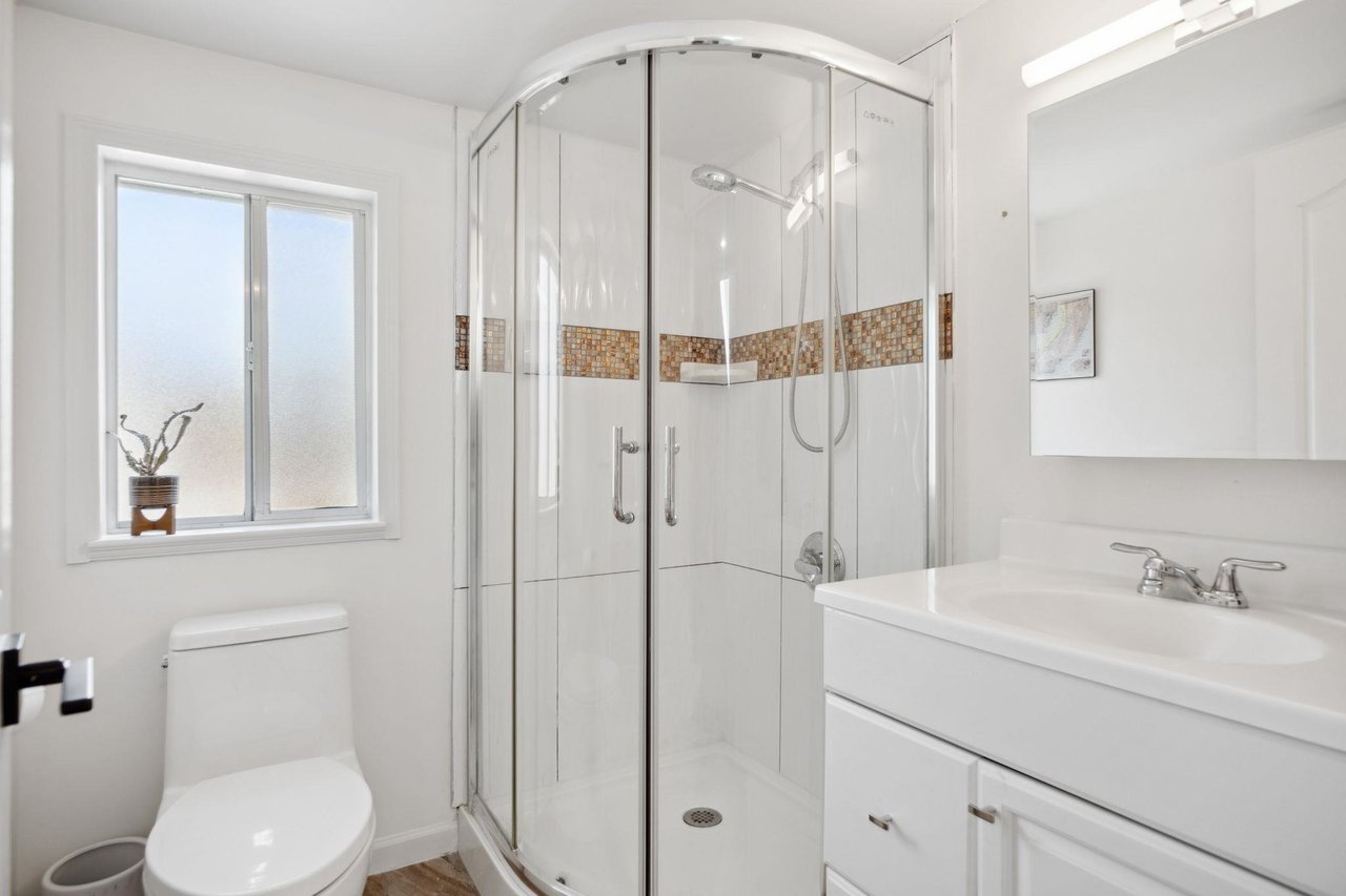 1200 Douglas Cres