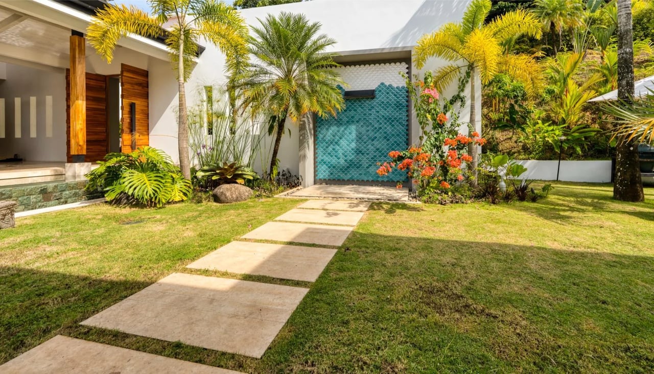 Contemporary Coastal Infinity Villa, Dominical, Puntarenas