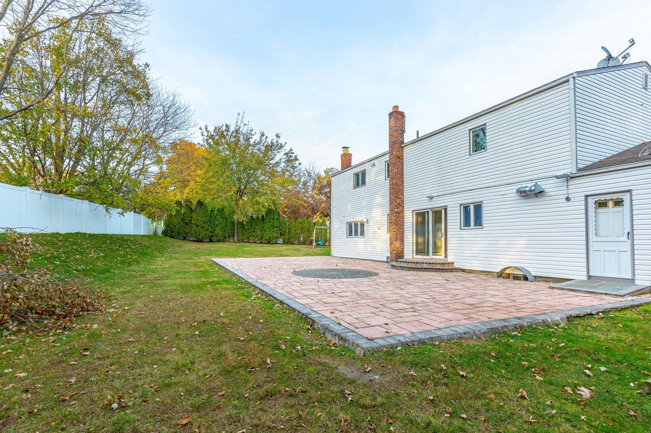 1 W Fern Drive, Jericho