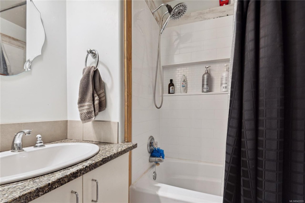 305 Lake Park Rd, Lake Cowichan