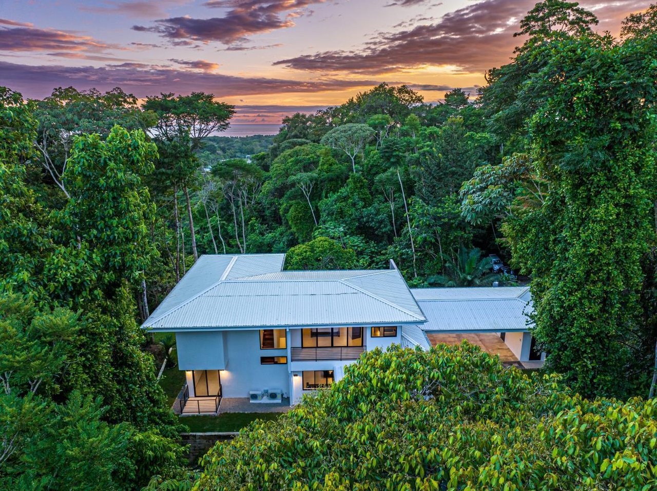 A Gem, Hidden in the Canopy With Ocean and Mountain Views