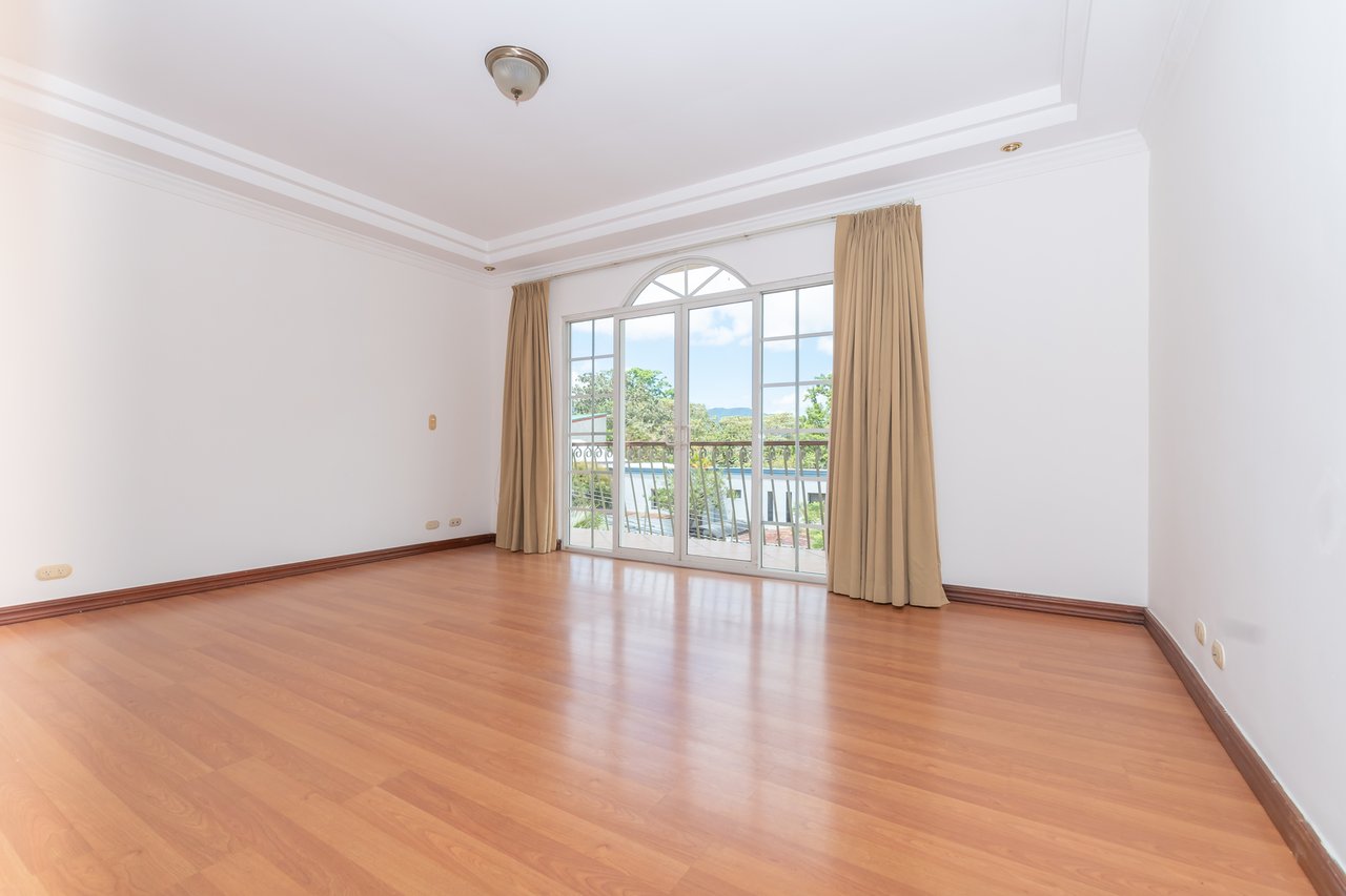 Colonial Gated Community Villa, Curridabat, San Jose