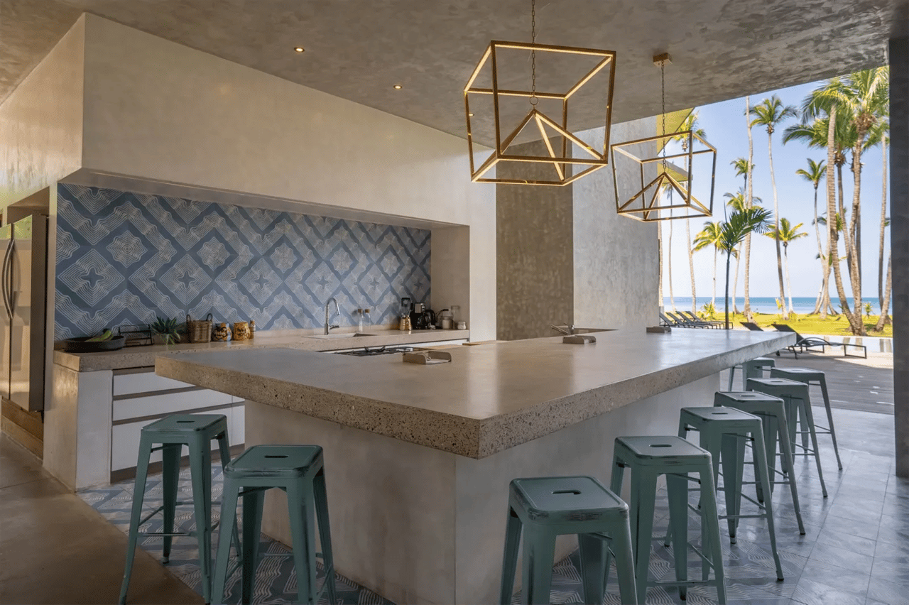 Beachfront Luxury Retreat: Contemporary Villa With Stunning Views and Unrivaled Amenities