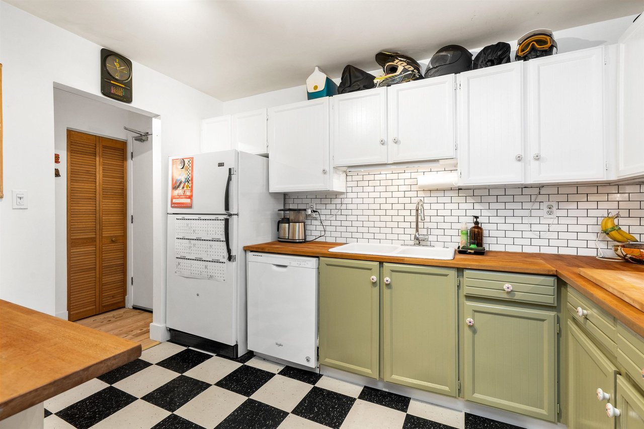 103-2320 Trinity St
