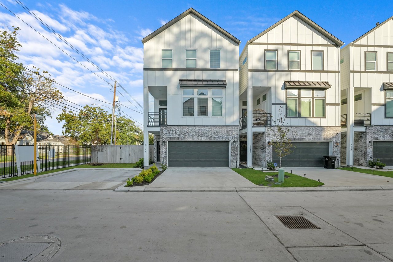 exterior of Donovan Heights townhomes 