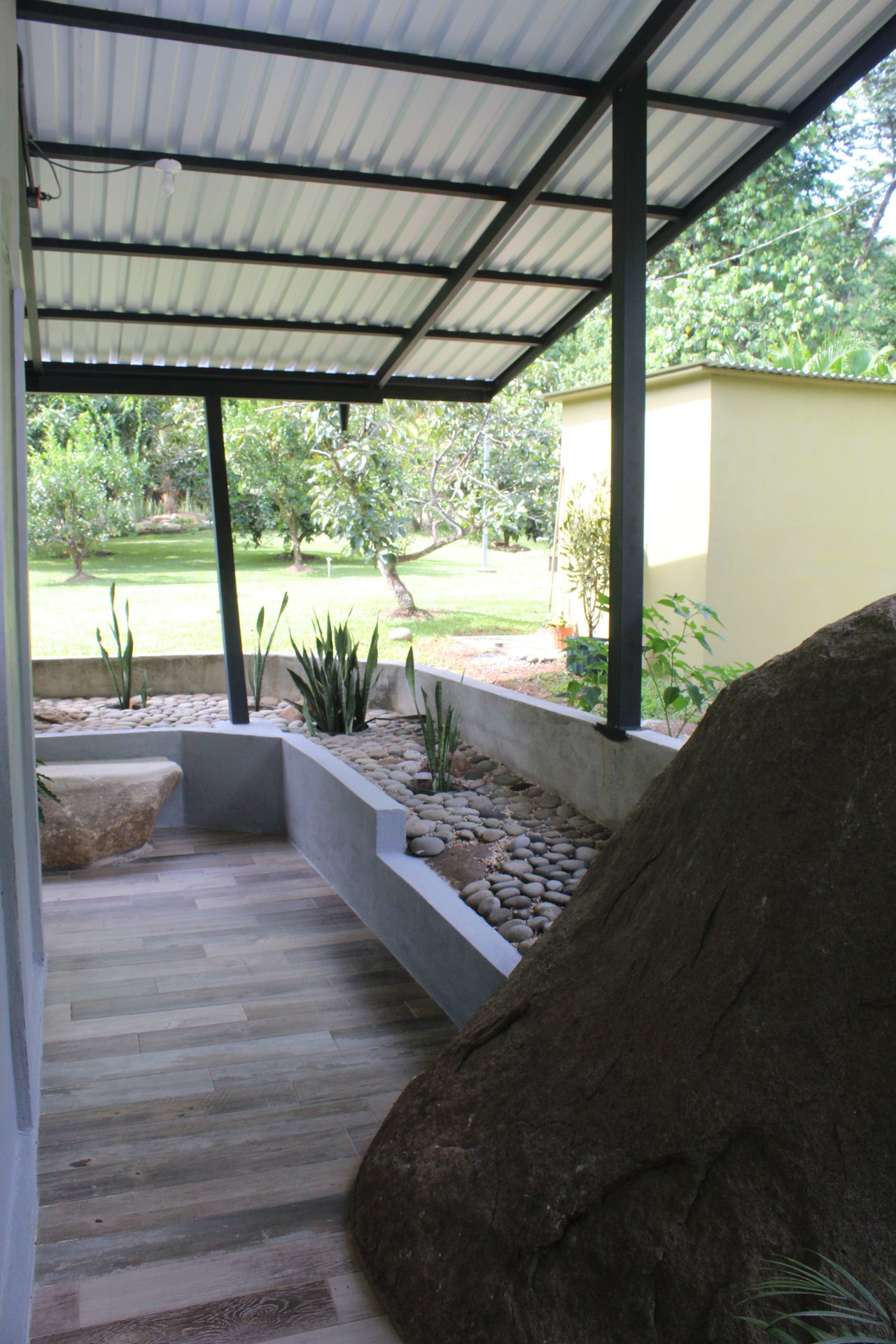 Spacious 2 Bedroom Minutes to the Beach