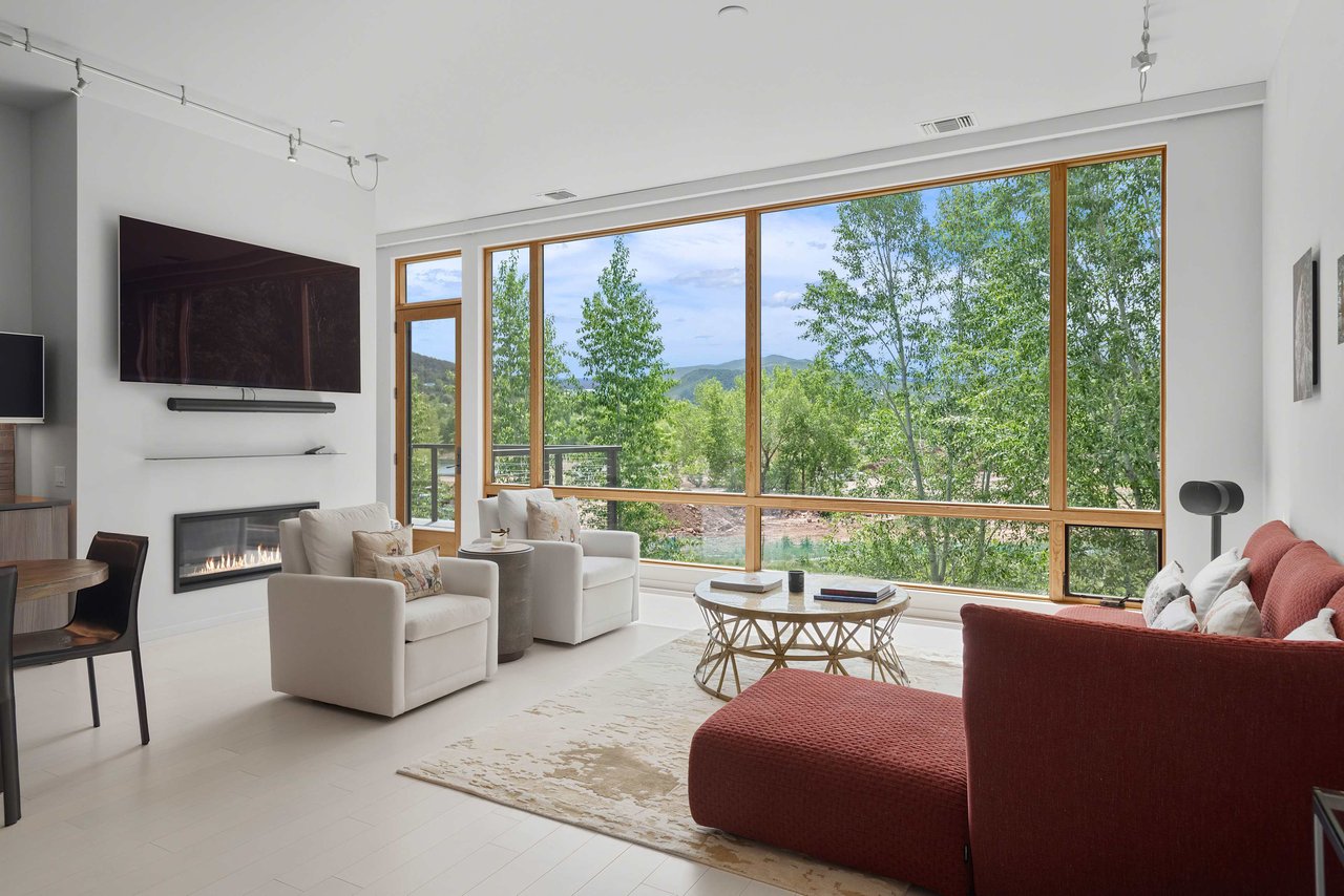 Stunning Top floor Park Modern Condo in Basalt 