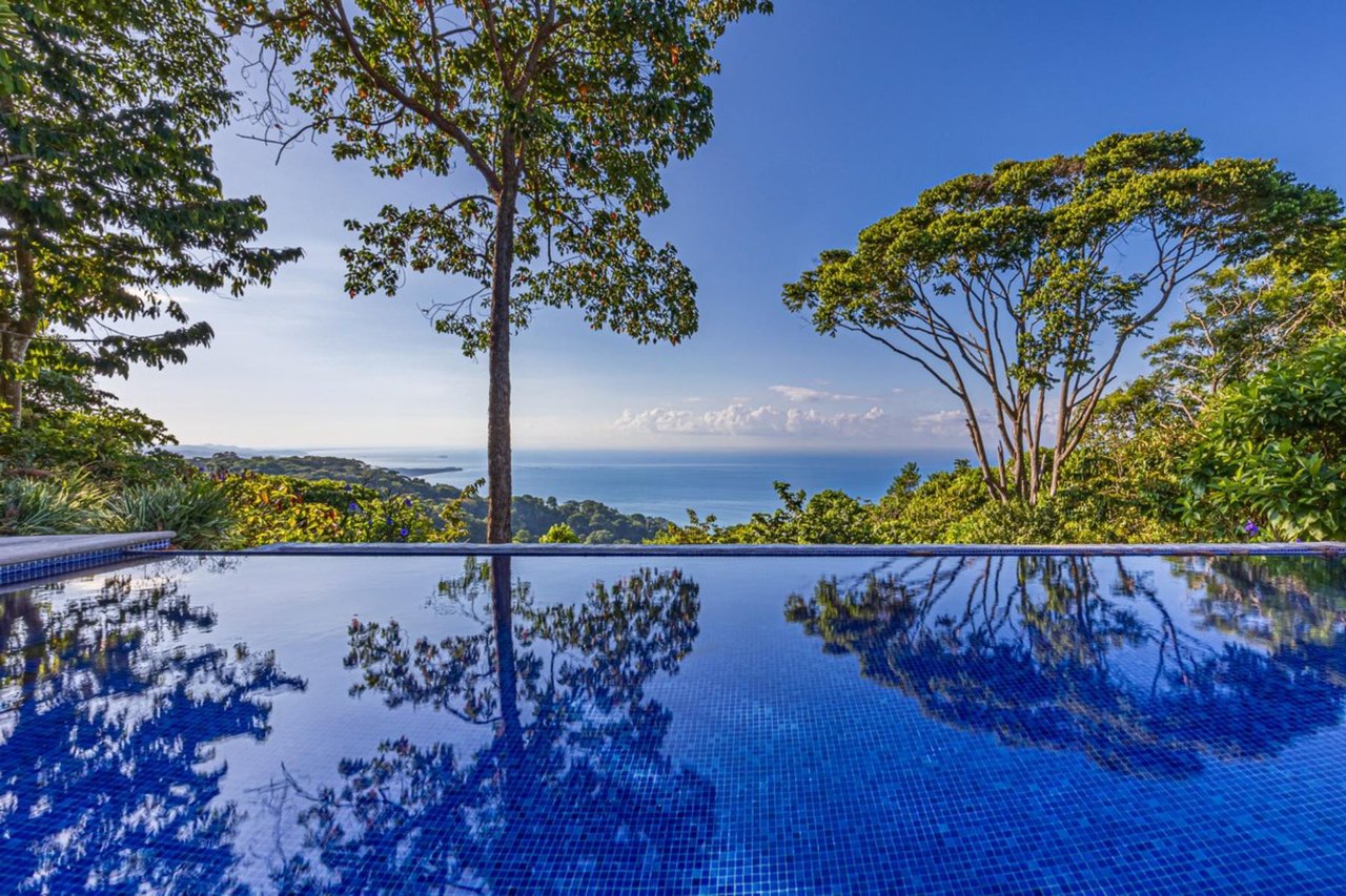 Whale Tail View Home, Dominical, Puntarenas