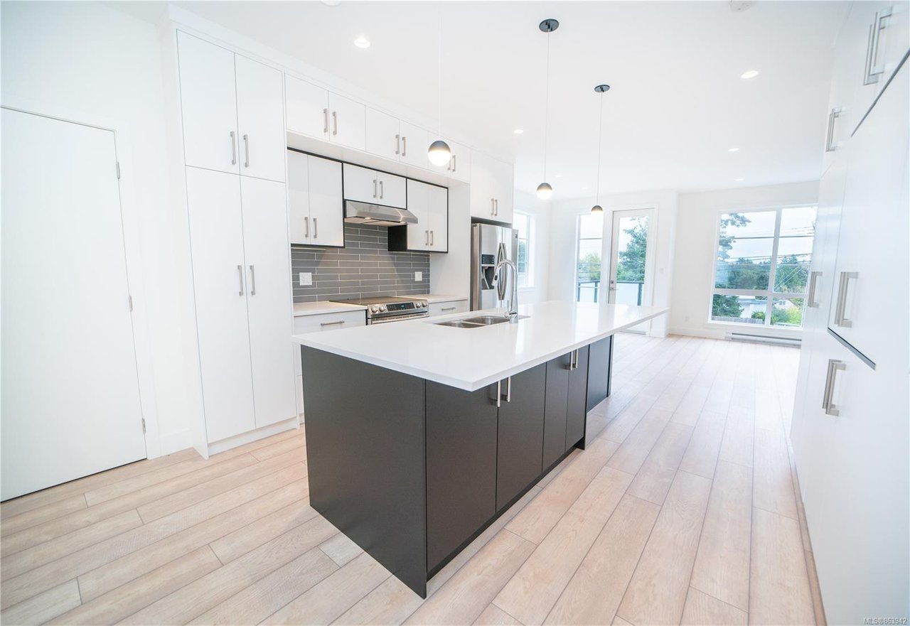 2-1052 Tillicum Rd, Saanich