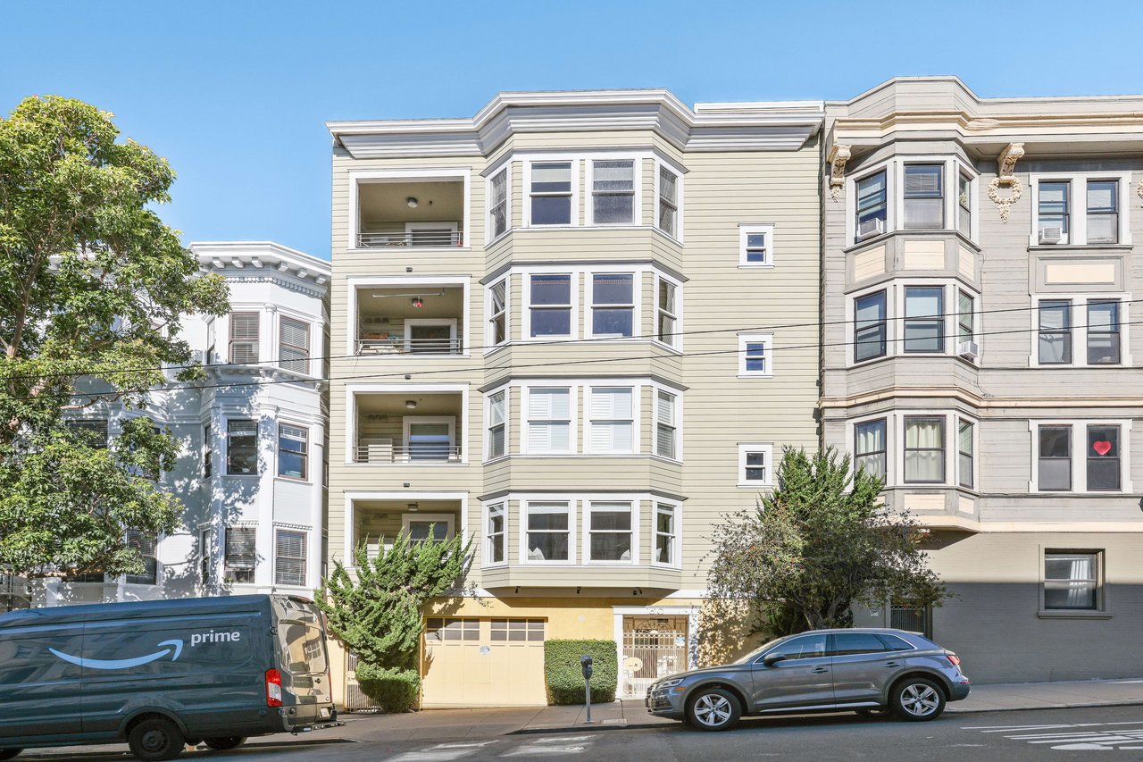 Bright 2 Bedroom Nob Hill Condominium