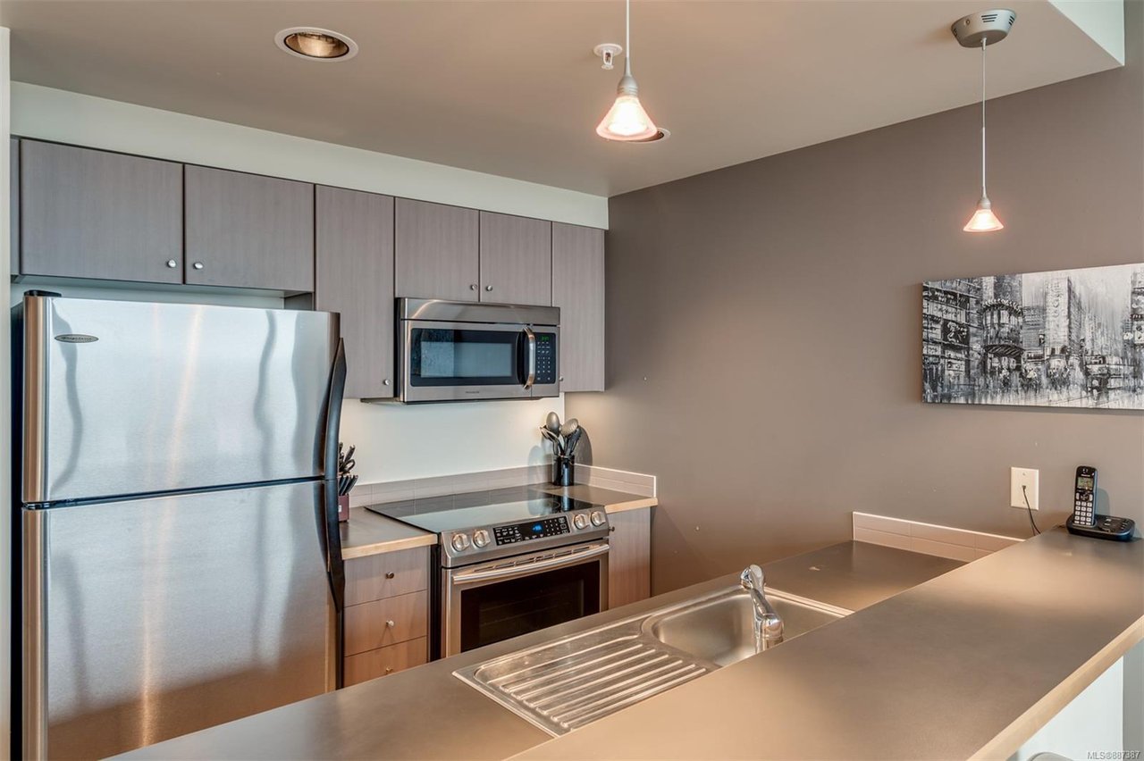 908-732 Cormorant St