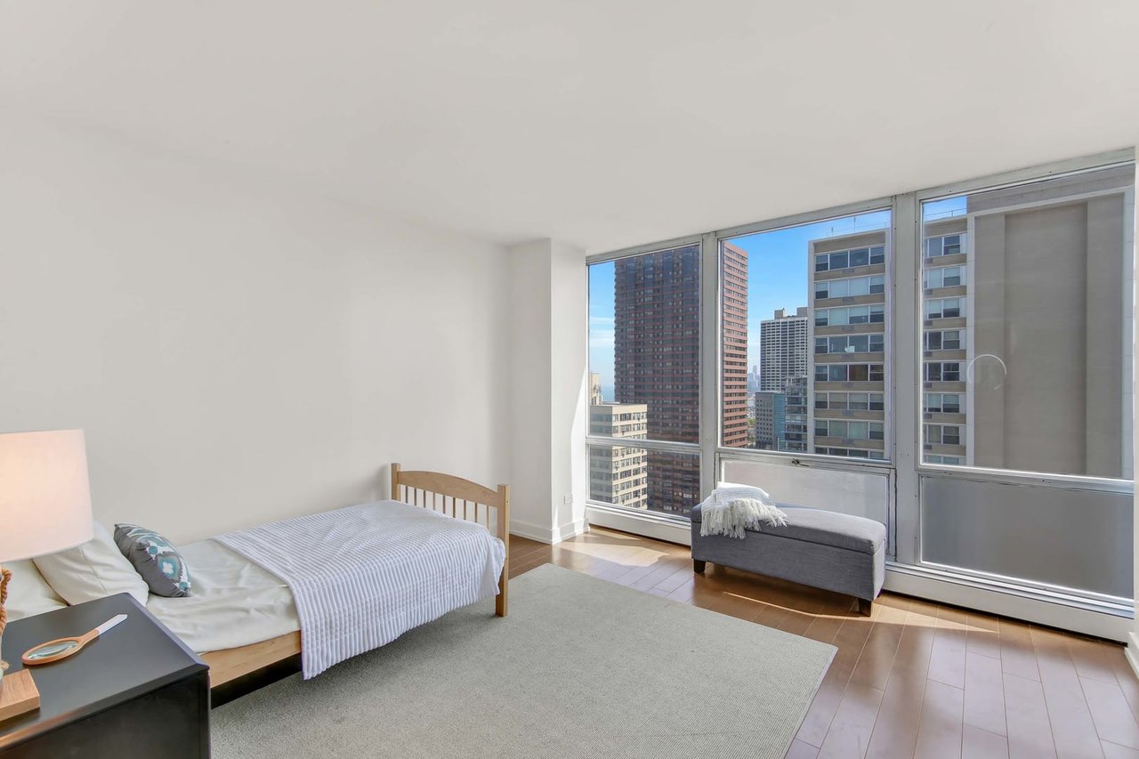 339 W Barry Avenue, #22C