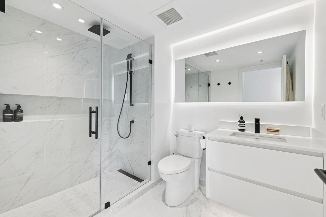 801-1077 Marinaside Cres