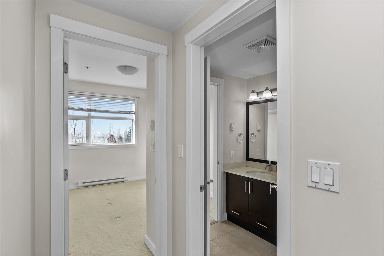 305-7777 Royal Oak Ave