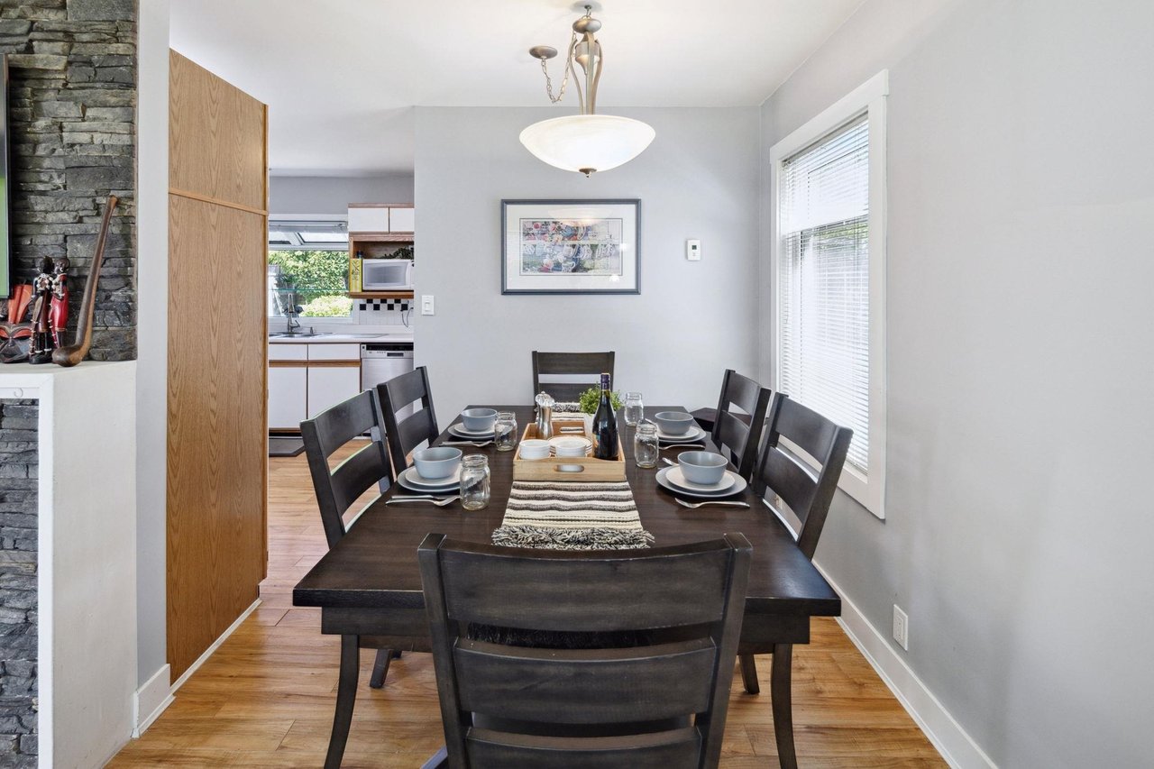 1384 Fernwood Cres