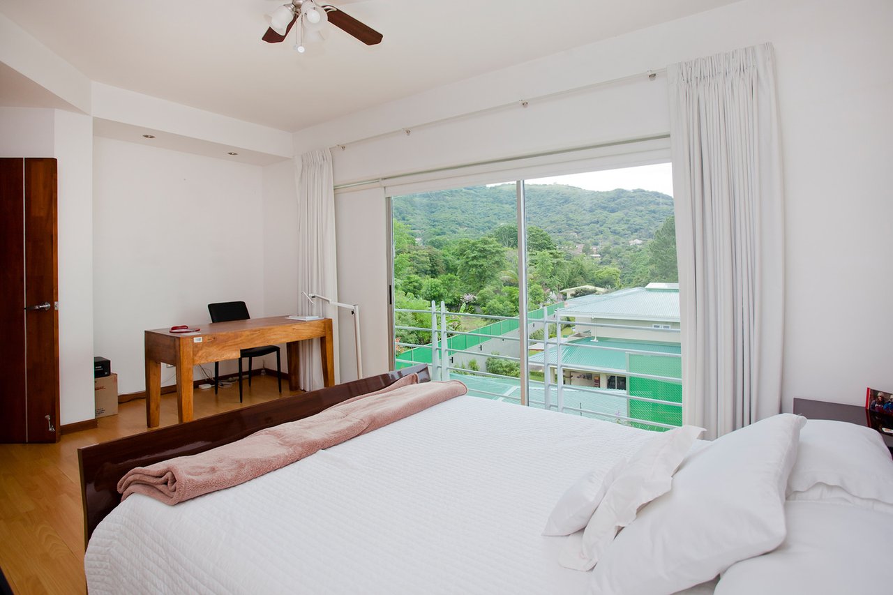 Mountain View Contemporary Apartment, Escazu, San Jose