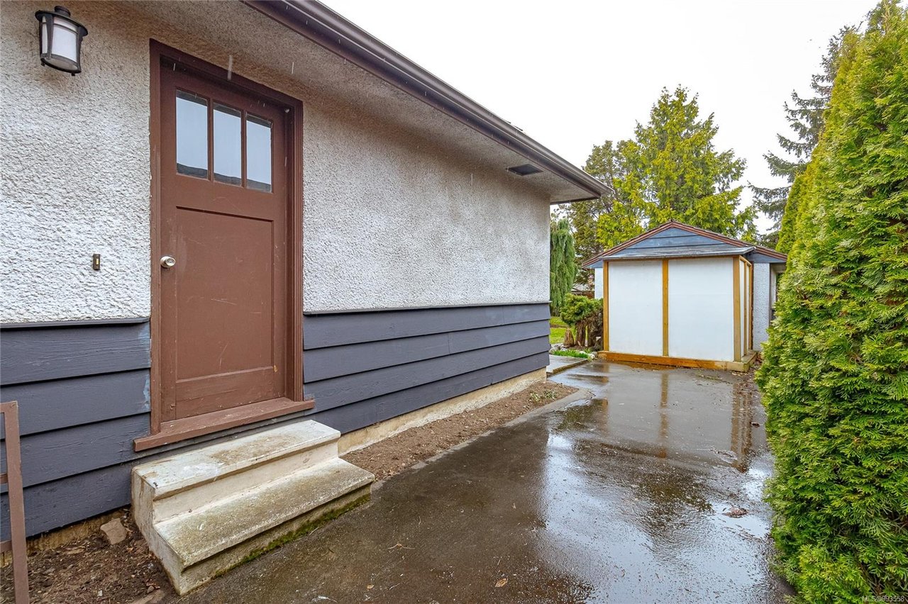 1867 Neil St, Saanich
