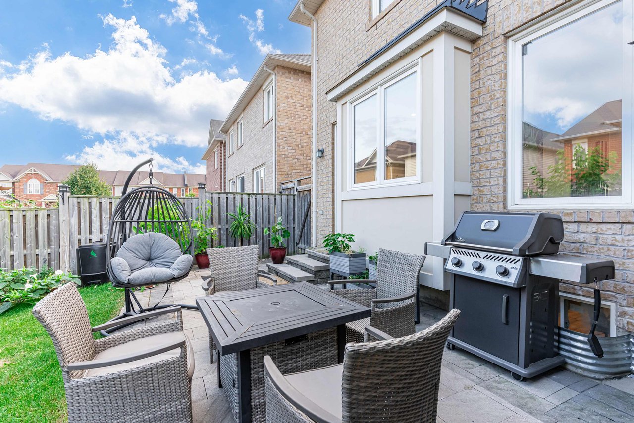 101 Fernglen Crescent