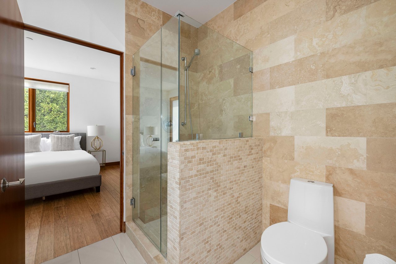 2437 Apollo Dr, Hollywood Hills