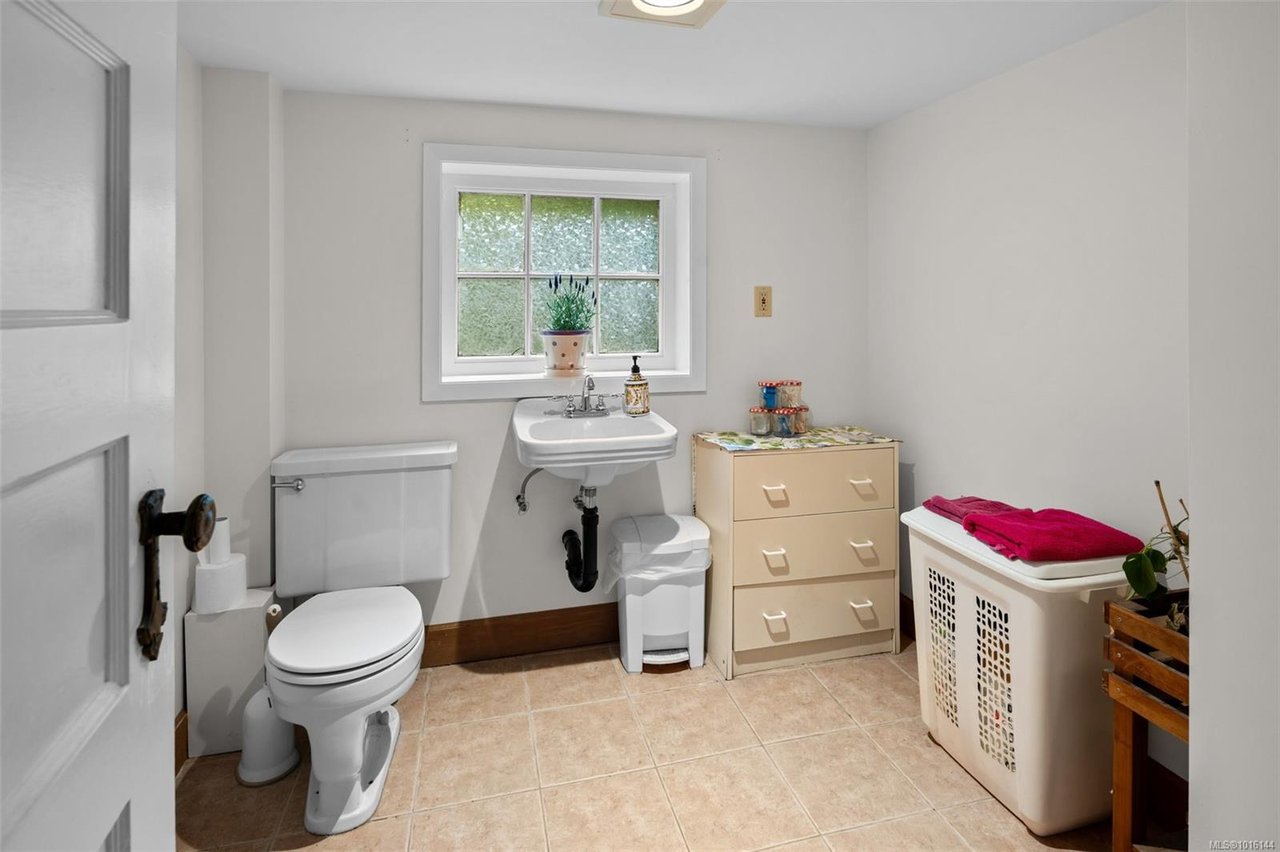 1924 Forrester St, Saanich