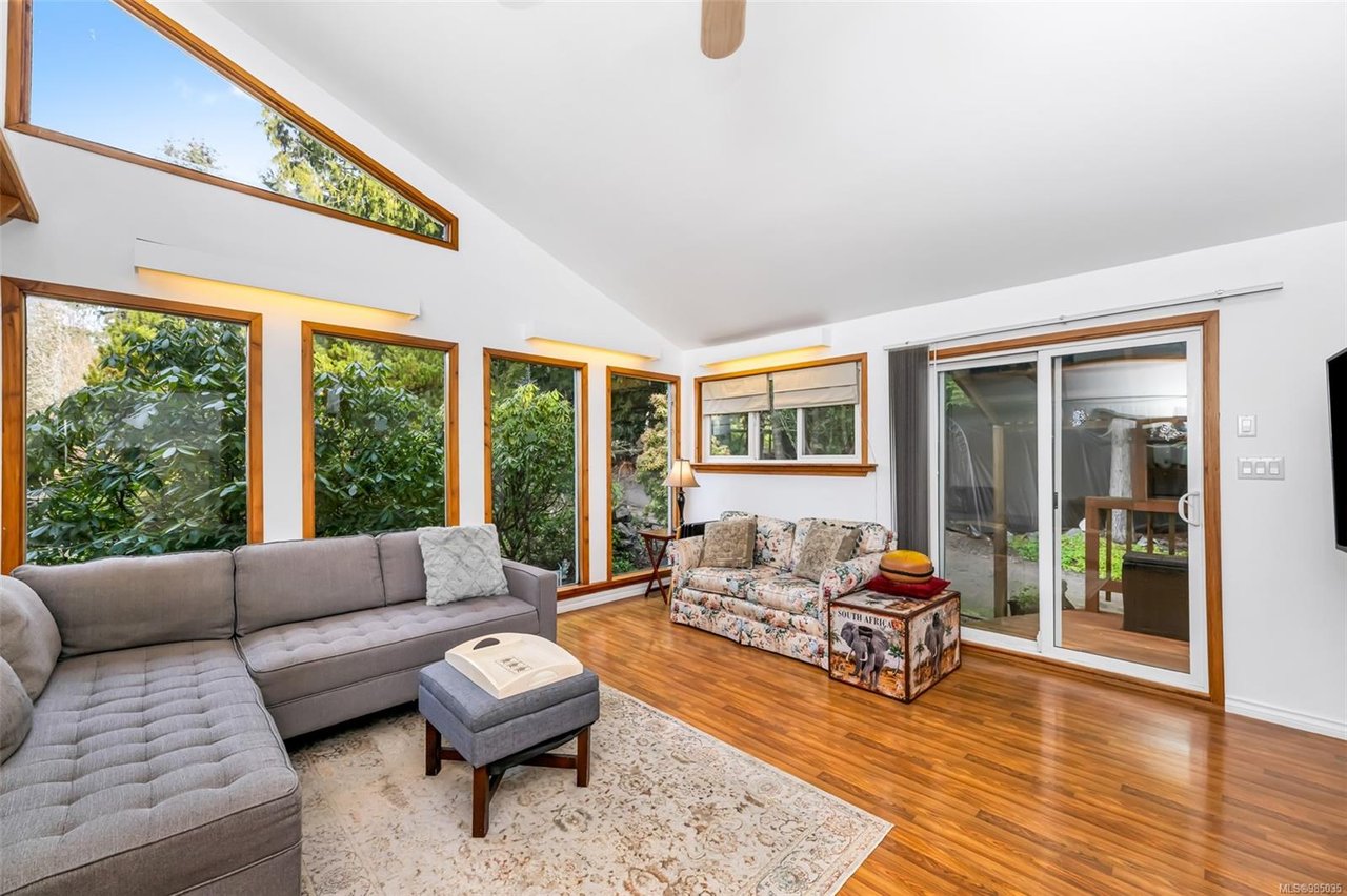 3398 Ridgeview Cres