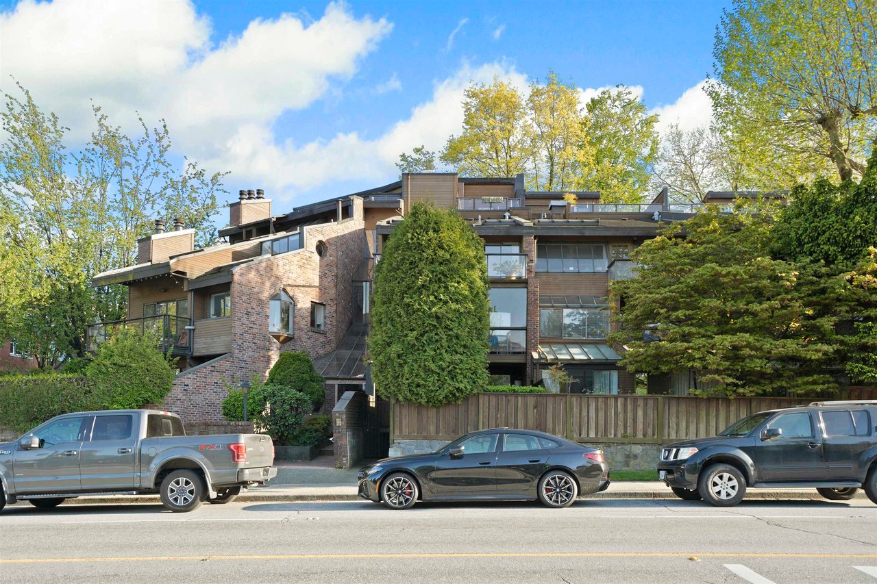 303-2410 Cornwall Ave