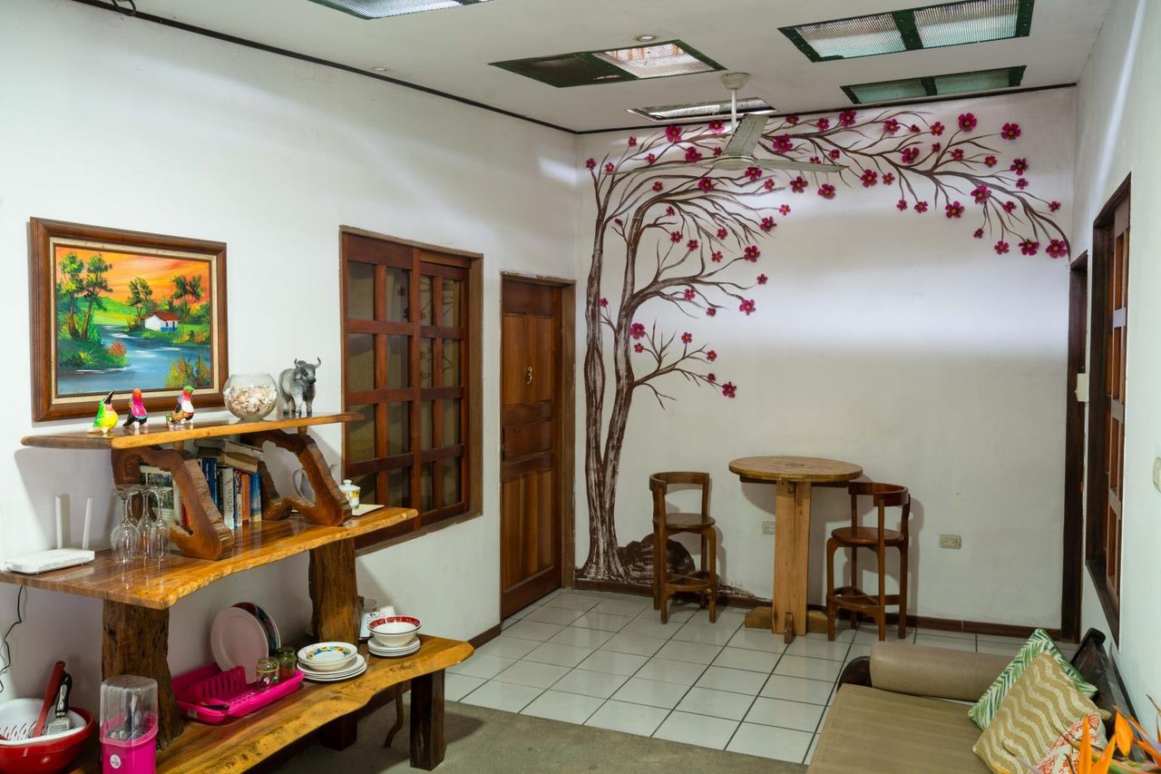Downtown Quepos Central Hostel/Commercial Space