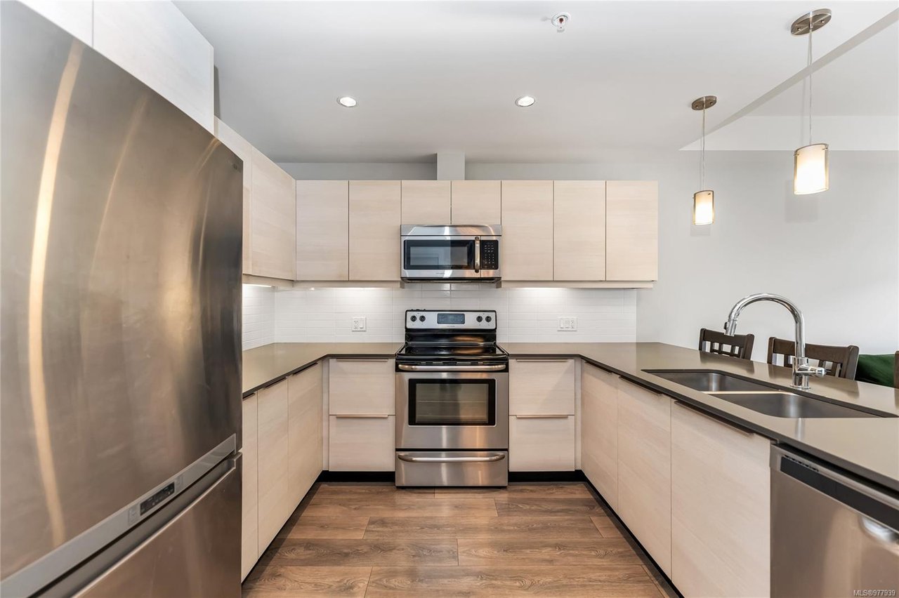 302-3815 Rowland Ave