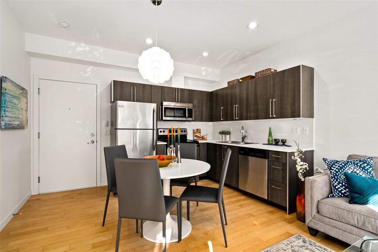 101-4050 Douglas St