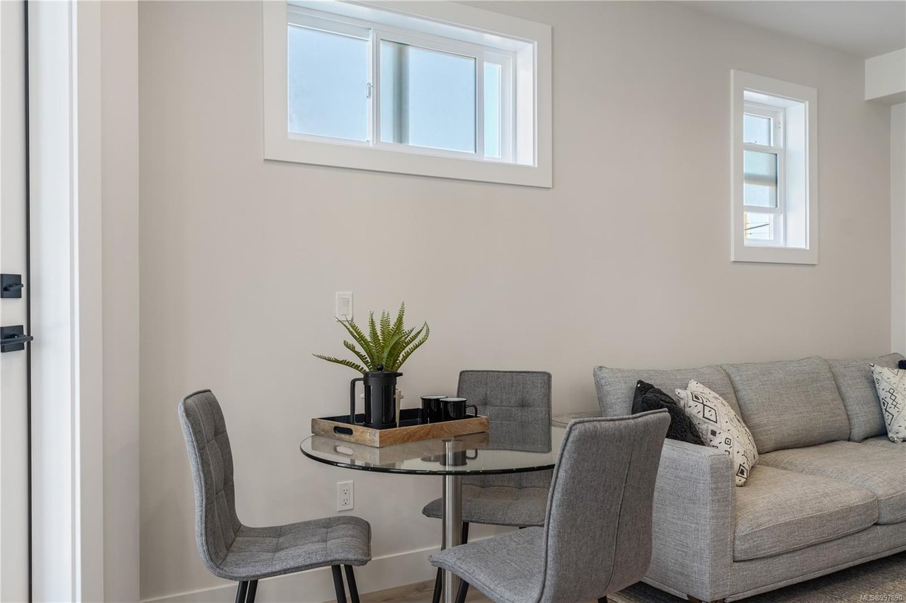 2-910 Old Esquimalt Rd