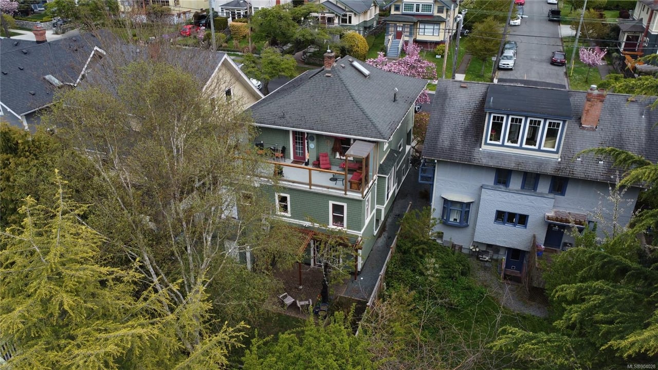 320 Moss St