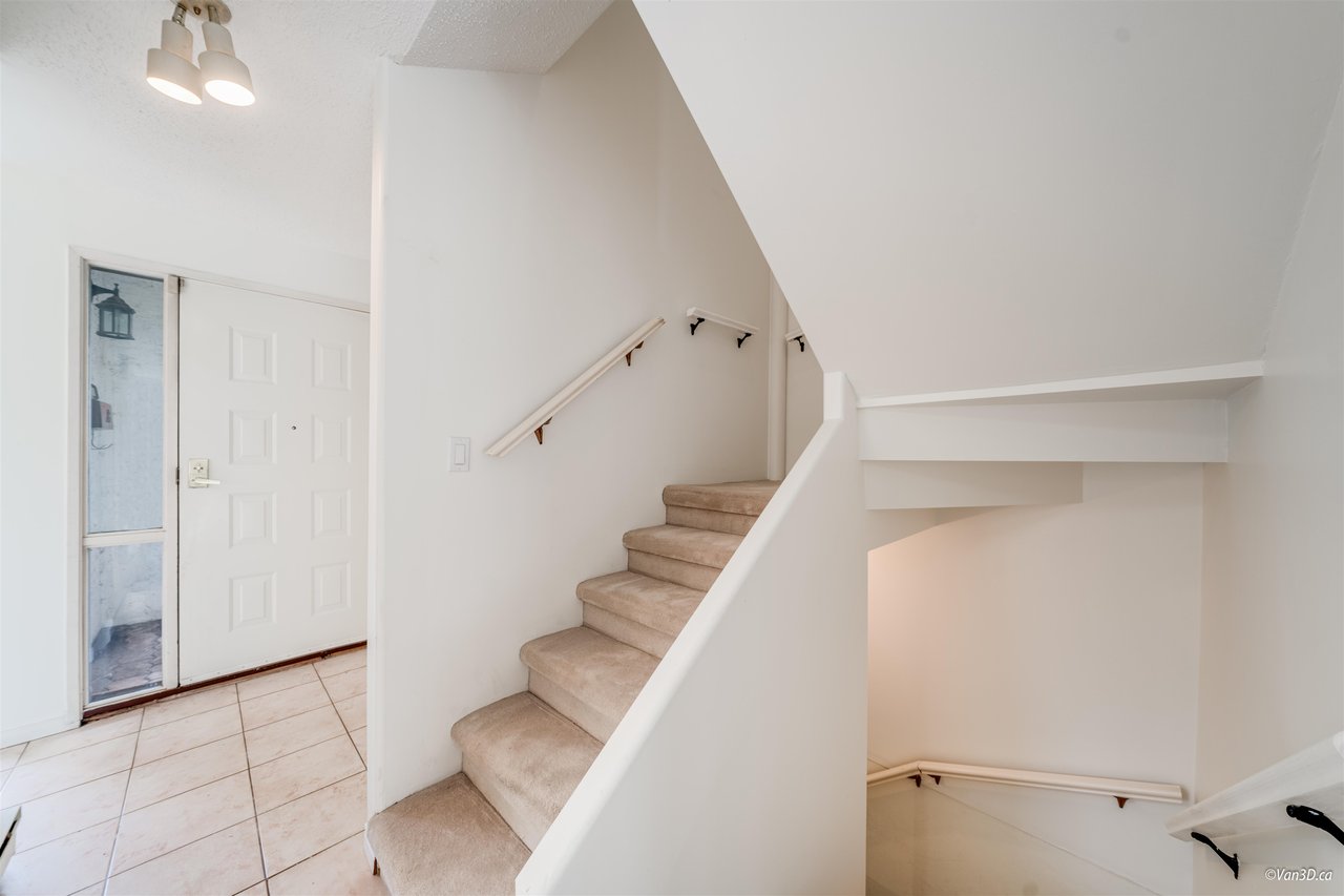 3-225 W 15th St