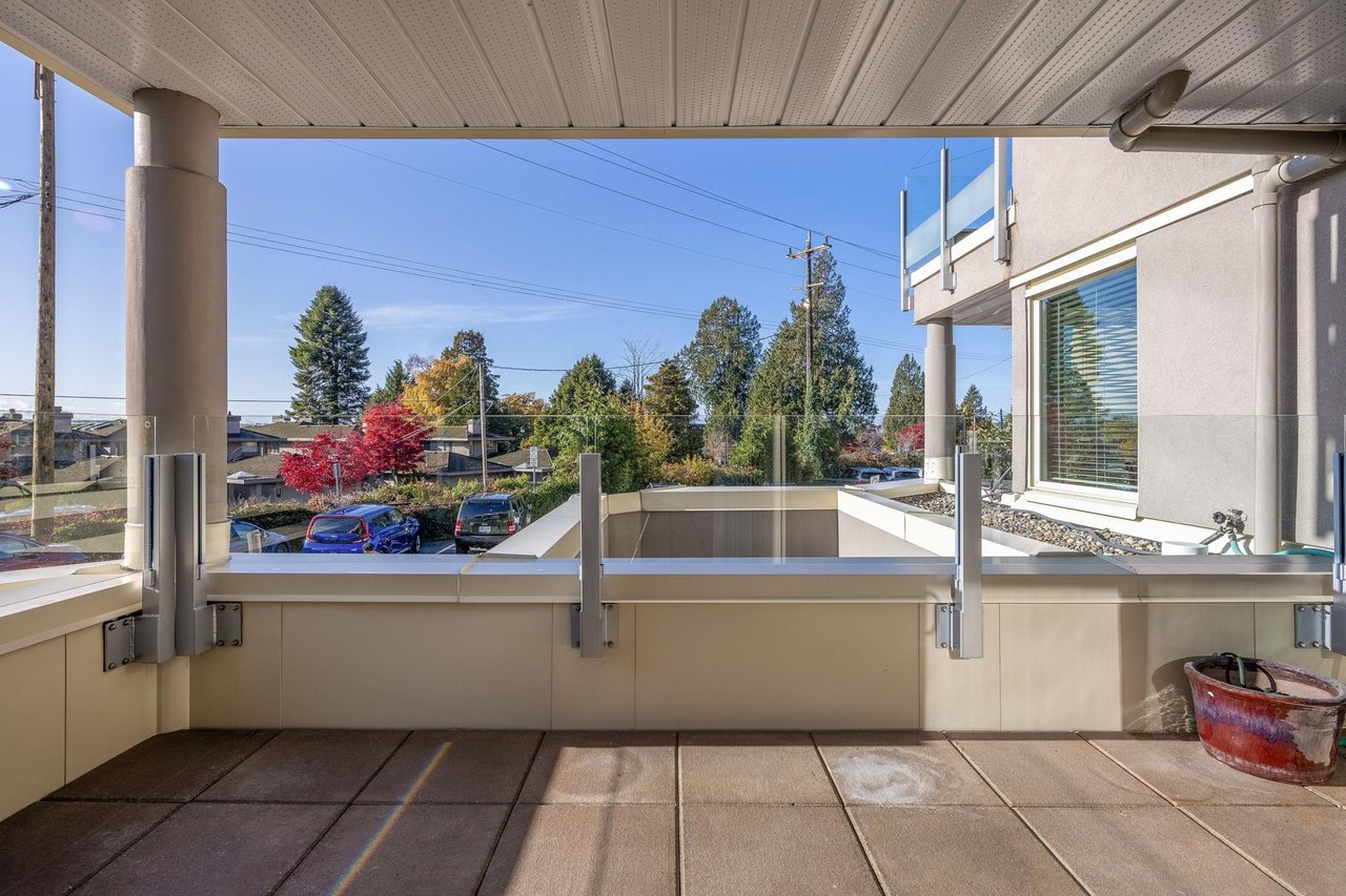 208-2433 Bellevue Ave