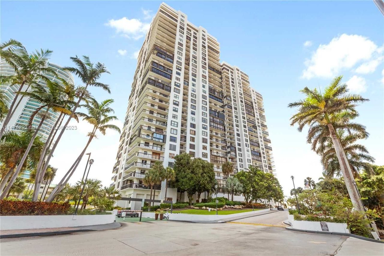 2333 Brickell Ave, #2302