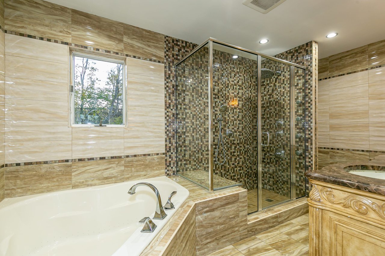 1 W Fern Drive, Jericho
