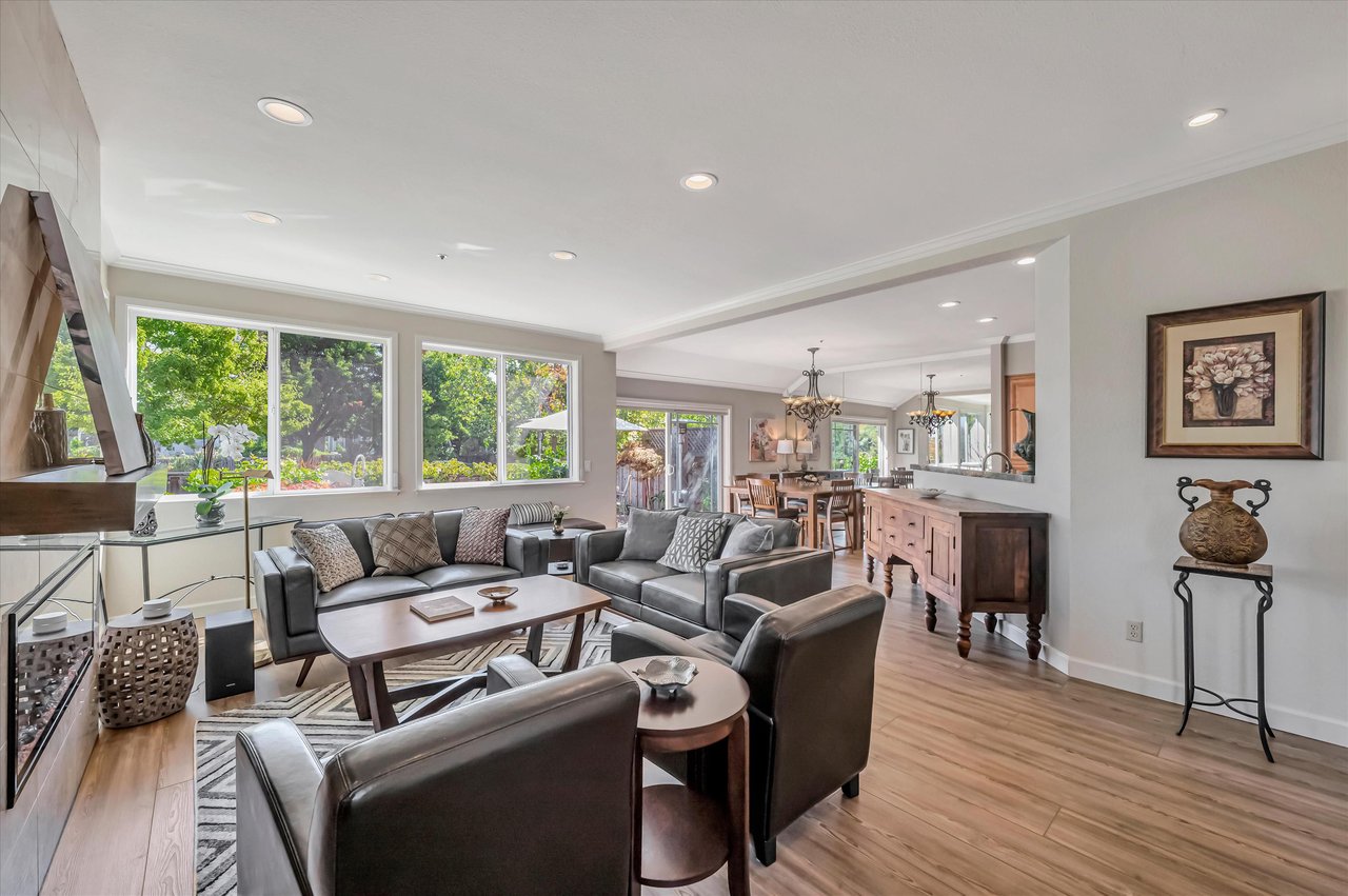 17 Crystal Creek Ct